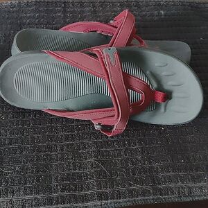 NWOT adjustable thong sandals size 40, true burgundy color.